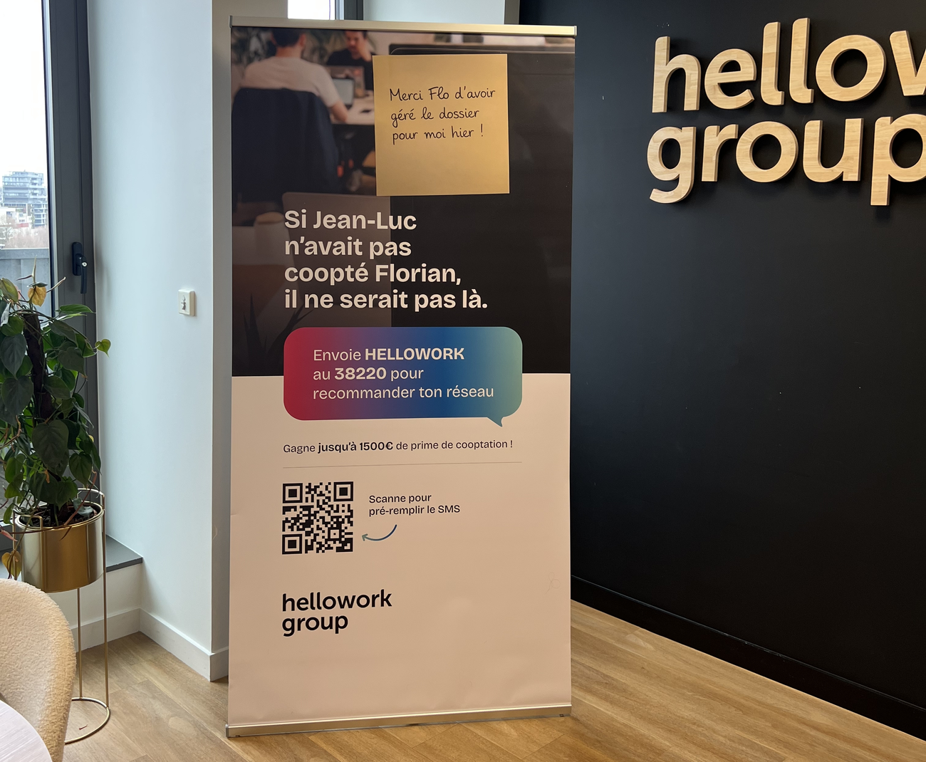 hellowork-cooptation-sms-kakemono-affichage-bureaux-1300x1070
